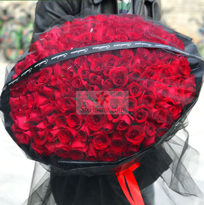 11支红色玫瑰,满天星,黄英丰满;   价格:149元      花材:199朵红玫瑰