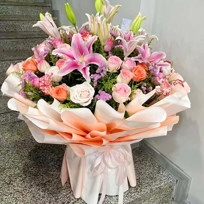 19朵粉玫瑰3支百合,是人间好时节