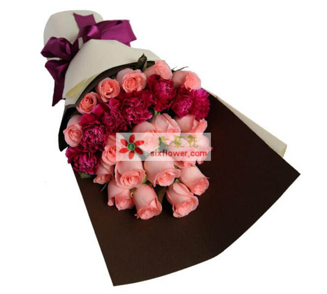 19枝戴安娜粉玫瑰，9枝红色或紫色康乃馨