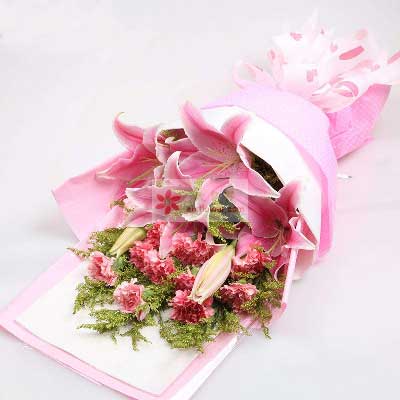 11朵粉色康乃馨百合，百合、9朵戴安娜粉玫瑰，11朵粉色康乃馨，永远美丽之意。快乐幸福