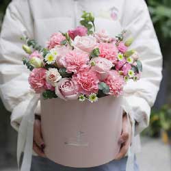 8朵粉玫瑰，11朵粉色康乃馨，花桶礼盒，我最亲的您
