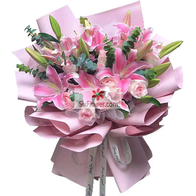 11朵戴安娜粉玫瑰，百合花、浅色丝带束扎； 花语：思念传千里，</p><p><img dropzone=