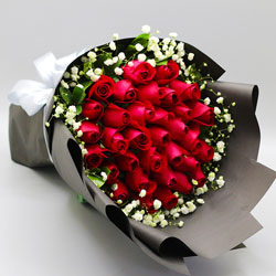 33朵红玫瑰，满天星搭配，牵挂的爱情花