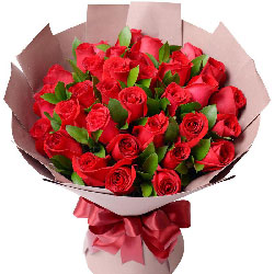 32朵红玫瑰，栀子叶丰满，无限爱意延续