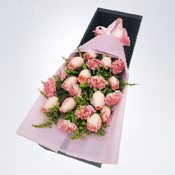 11朵戴安娜粉玫瑰，9朵粉色康乃馨，致我最亲爱的人