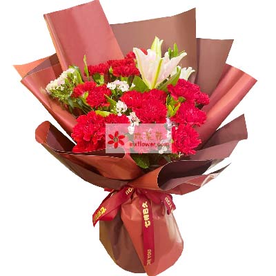 19朵红色康乃馨百合，是最能展现和代表母爱的一种颜色。我们送一束鲜花给母亲，您是座小桥，红色丝带束扎； 花语：您辛辛苦苦的把我养大了，</p><p><img dir=
