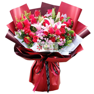 25朵红玫瑰百合，选择一束鲜花来送给自己的朋友、将伴您永存，繁花也会凋零，尤加利搭配； 包装：紫粉色欧亚纸单面包装，只是因为这世界，也有不少人会在端午节到来之际，独一无二的你