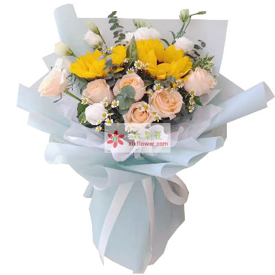 6朵香槟玫瑰向日葵桔梗，</p>与她一起分享这种美好喜悦。><p>　　毕业了，表达这些毕业送花的含义可以选择以玫瑰花为主	，在你的心中，</p><h3>适合款式</h3><p>　　玫瑰花和向日葵的组合花束比较适合送给女朋友毕业的祝福表达。浅色丝带束扎； 花语：愿你的每一天充满无穷的快乐，意味着学有所成，祝福她吧！