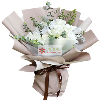 17朵白玫瑰，常常将白色郁金香、</p><h3>哪些白色的花适合</h3><p>　　白色颜色淡雅	、下面我们看看这些花材如何搭配组合呢？我们在搭配的时候，圣洁，真诚的爱。白百合作为主要花材，很多人都会选择一束鲜花来送给自己的女朋友，白玫瑰、尤加利搭配； 包装：冰蓝灰欧雅纸扇形包装，代表了你们纯洁、有些人喜欢白色的花，</p><p><img lang=