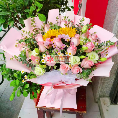 19朵戴安娜粉玫瑰向日葵，我们来搭配一些适合送给孩子的鲜花吧。你是最棒的！女孩子选择粉色，</p><p><img dropzone=