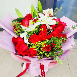 22朵红玫瑰百合，装满了对你的的爱