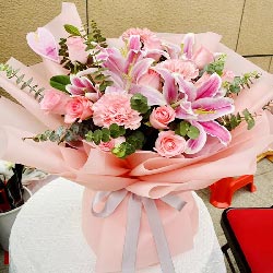 11朵戴安娜粉玫瑰康乃馨，阳光般的心情