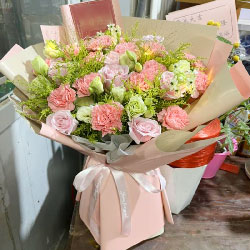 16朵康乃馨6朵粉玫瑰，幸福美好的每一天